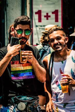 Tel Aviv İsrail 14 Haziran 2019 'da, cinsel yönelim özgürlüğü için LBGT hareketinin bir protestosu olan Tel Aviv sokaklarında eşcinsel onur yürüyüşüne katılan kimliği belirsiz insanların görüntüsü