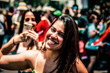 Tel Aviv İsrail 14 Haziran 2019 'da, cinsel yönelim özgürlüğü için LBGT hareketinin bir protestosu olan Tel Aviv sokaklarında eşcinsel onur yürüyüşüne katılan kimliği belirsiz insanların görüntüsü