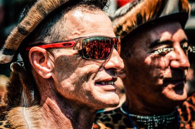 Tel Aviv İsrail 14 Haziran 2019 'da, cinsel yönelim özgürlüğü için LBGT hareketinin bir protestosu olan Tel Aviv sokaklarında eşcinsel onur yürüyüşüne katılan kimliği belirsiz insanların görüntüsü