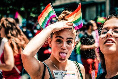 Tel Aviv İsrail 14 Haziran 2019 'da, cinsel yönelim özgürlüğü için LBGT hareketinin bir protestosu olan Tel Aviv sokaklarında eşcinsel onur yürüyüşüne katılan kimliği belirsiz insanların görüntüsü