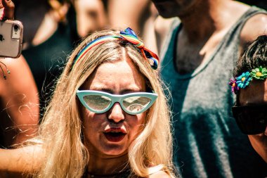 Tel Aviv İsrail 14 Haziran 2019 'da, cinsel yönelim özgürlüğü için LBGT hareketinin bir protestosu olan Tel Aviv sokaklarında eşcinsel onur yürüyüşüne katılan kimliği belirsiz insanların görüntüsü