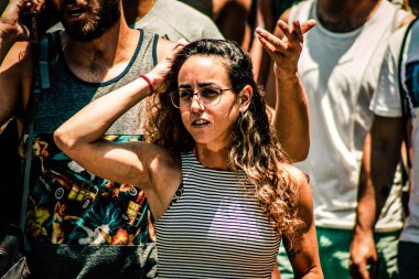 Tel Aviv İsrail 14 Haziran 2019 'da, cinsel yönelim özgürlüğü için LBGT hareketinin bir protestosu olan Tel Aviv sokaklarında eşcinsel onur yürüyüşüne katılan kimliği belirsiz insanların görüntüsü