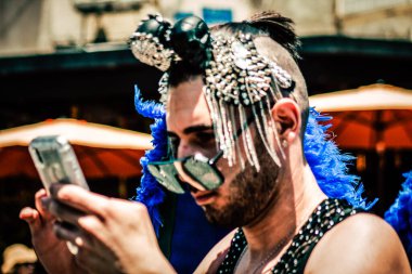 Tel Aviv İsrail 14 Haziran 2019 'da, cinsel yönelim özgürlüğü için LBGT hareketinin bir protestosu olan Tel Aviv sokaklarında eşcinsel onur yürüyüşüne katılan kimliği belirsiz insanların görüntüsü