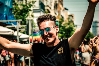 Tel Aviv İsrail 14 Haziran 2019 'da, cinsel yönelim özgürlüğü için LBGT hareketinin bir protestosu olan Tel Aviv sokaklarında eşcinsel onur yürüyüşüne katılan kimliği belirsiz insanların görüntüsü