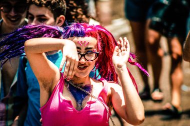 Tel Aviv İsrail 14 Haziran 2019 'da, cinsel yönelim özgürlüğü için LBGT hareketinin bir protestosu olan Tel Aviv sokaklarında eşcinsel onur yürüyüşüne katılan kimliği belirsiz insanların görüntüsü