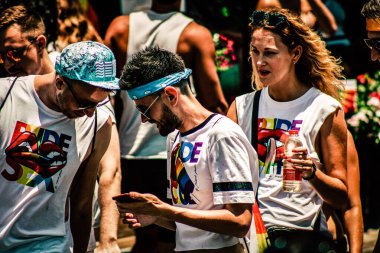 Tel Aviv İsrail 14 Haziran 2019 'da, cinsel yönelim özgürlüğü için LBGT hareketinin bir protestosu olan Tel Aviv sokaklarında eşcinsel onur yürüyüşüne katılan kimliği belirsiz insanların görüntüsü