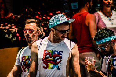 Tel Aviv İsrail 14 Haziran 2019 'da, cinsel yönelim özgürlüğü için LBGT hareketinin bir protestosu olan Tel Aviv sokaklarında eşcinsel onur yürüyüşüne katılan kimliği belirsiz insanların görüntüsü