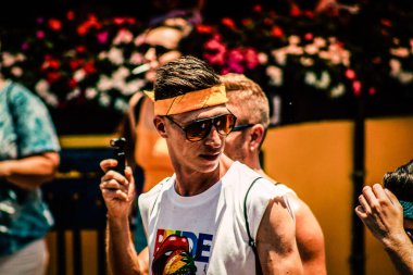 Tel Aviv İsrail 14 Haziran 2019 'da, cinsel yönelim özgürlüğü için LBGT hareketinin bir protestosu olan Tel Aviv sokaklarında eşcinsel onur yürüyüşüne katılan kimliği belirsiz insanların görüntüsü