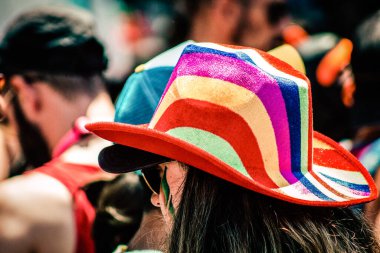 Tel Aviv İsrail 14 Haziran 2019 'da, cinsel yönelim özgürlüğü için LBGT hareketinin bir protestosu olan Tel Aviv sokaklarında eşcinsel onur yürüyüşüne katılan kimliği belirsiz insanların görüntüsü