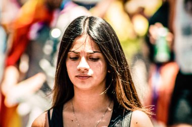 Tel Aviv İsrail 14 Haziran 2019 'da, cinsel yönelim özgürlüğü için LBGT hareketinin bir protestosu olan Tel Aviv sokaklarında eşcinsel onur yürüyüşüne katılan kimliği belirsiz insanların görüntüsü