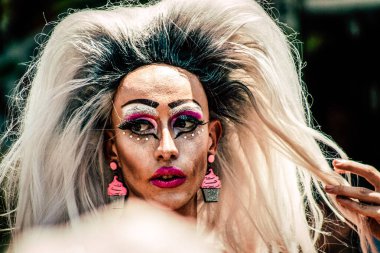 Tel Aviv İsrail 14 Haziran 2019 'da, cinsel yönelim özgürlüğü için LBGT hareketinin bir protestosu olan Tel Aviv sokaklarında eşcinsel onur yürüyüşüne katılan kimliği belirsiz insanların görüntüsü