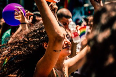 Tel Aviv İsrail 14 Haziran 2019 'da, cinsel yönelim özgürlüğü için LBGT hareketinin bir protestosu olan Tel Aviv sokaklarında eşcinsel onur yürüyüşüne katılan kimliği belirsiz insanların görüntüsü