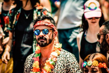 Tel Aviv İsrail 14 Haziran 2019 'da, cinsel yönelim özgürlüğü için LBGT hareketinin bir protestosu olan Tel Aviv sokaklarında eşcinsel onur yürüyüşüne katılan kimliği belirsiz insanların görüntüsü