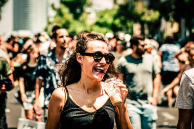 Tel Aviv İsrail 14 Haziran 2019 'da, cinsel yönelim özgürlüğü için LBGT hareketinin bir protestosu olan Tel Aviv sokaklarında eşcinsel onur yürüyüşüne katılan kimliği belirsiz insanların görüntüsü
