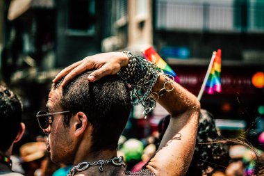 Tel Aviv İsrail 14 Haziran 2019 'da, cinsel yönelim özgürlüğü için LBGT hareketinin bir protestosu olan Tel Aviv sokaklarında eşcinsel onur yürüyüşüne katılan kimliği belirsiz insanların görüntüsü