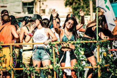 Tel Aviv İsrail 14 Haziran 2019 'da, cinsel yönelim özgürlüğü için LBGT hareketinin bir protestosu olan Tel Aviv sokaklarında eşcinsel onur yürüyüşüne katılan kimliği belirsiz insanların görüntüsü