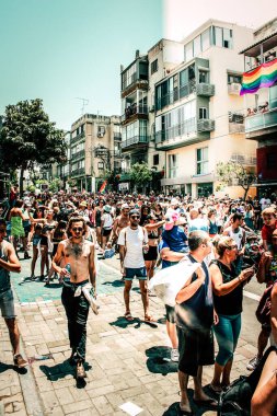 Tel Aviv İsrail 14 Haziran 2019 'da, cinsel yönelim özgürlüğü için LBGT hareketinin bir protestosu olan Tel Aviv sokaklarında eşcinsel onur yürüyüşüne katılan kimliği belirsiz insanların görüntüsü