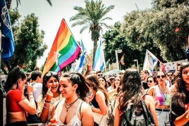 Tel Aviv İsrail 14 Haziran 2019 'da, cinsel yönelim özgürlüğü için LBGT hareketinin bir protestosu olan Tel Aviv sokaklarında eşcinsel onur yürüyüşüne katılan kimliği belirsiz insanların görüntüsü