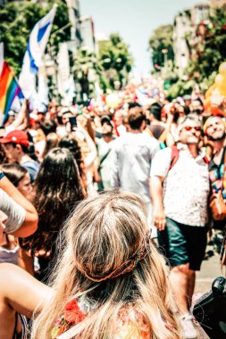 Tel Aviv İsrail 14 Haziran 2019 'da, cinsel yönelim özgürlüğü için LBGT hareketinin bir protestosu olan Tel Aviv sokaklarında eşcinsel onur yürüyüşüne katılan kimliği belirsiz insanların görüntüsü