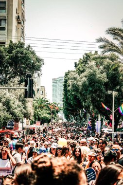 Tel Aviv İsrail 14 Haziran 2019 'da, cinsel yönelim özgürlüğü için LBGT hareketinin bir protestosu olan Tel Aviv sokaklarında eşcinsel onur yürüyüşüne katılan kimliği belirsiz insanların görüntüsü