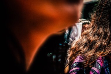 Tel Aviv İsrail 14 Haziran 2019 'da, cinsel yönelim özgürlüğü için LBGT hareketinin bir protestosu olan Tel Aviv sokaklarında eşcinsel onur yürüyüşüne katılan kimliği belirsiz insanların görüntüsü