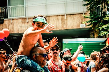 Tel Aviv İsrail 14 Haziran 2019 'da, cinsel yönelim özgürlüğü için LBGT hareketinin bir protestosu olan Tel Aviv sokaklarında eşcinsel onur yürüyüşüne katılan kimliği belirsiz insanların görüntüsü