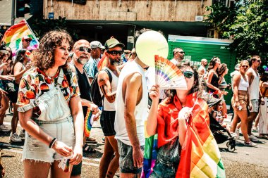 Tel Aviv İsrail 14 Haziran 2019 'da, cinsel yönelim özgürlüğü için LBGT hareketinin bir protestosu olan Tel Aviv sokaklarında eşcinsel onur yürüyüşüne katılan kimliği belirsiz insanların görüntüsü