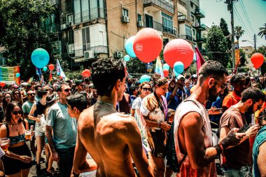 Tel Aviv İsrail 14 Haziran 2019 'da, cinsel yönelim özgürlüğü için LBGT hareketinin bir protestosu olan Tel Aviv sokaklarında eşcinsel onur yürüyüşüne katılan kimliği belirsiz insanların görüntüsü