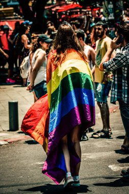 Tel Aviv İsrail 14 Haziran 2019 'da, cinsel yönelim özgürlüğü için LBGT hareketinin bir protestosu olan Tel Aviv sokaklarında eşcinsel onur yürüyüşüne katılan kimliği belirsiz insanların görüntüsü