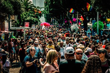 Tel Aviv İsrail 14 Haziran 2019 'da, cinsel yönelim özgürlüğü için LBGT hareketinin bir protestosu olan Tel Aviv sokaklarında eşcinsel onur yürüyüşüne katılan kimliği belirsiz insanların görüntüsü