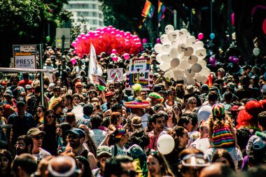 Tel Aviv İsrail 14 Haziran 2019 'da, cinsel yönelim özgürlüğü için LBGT hareketinin bir protestosu olan Tel Aviv sokaklarında eşcinsel onur yürüyüşüne katılan kimliği belirsiz insanların görüntüsü