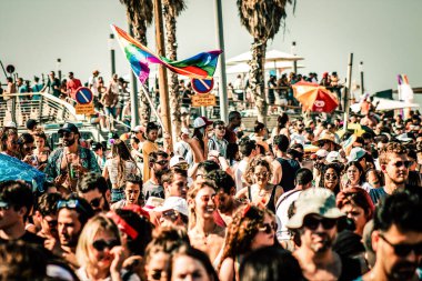 Tel Aviv İsrail 14 Haziran 2019 'da, cinsel yönelim özgürlüğü için LBGT hareketinin bir protestosu olan Tel Aviv sokaklarında eşcinsel onur yürüyüşüne katılan kimliği belirsiz insanların görüntüsü