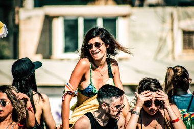Tel Aviv İsrail 14 Haziran 2019 'da, cinsel yönelim özgürlüğü için LBGT hareketinin bir protestosu olan Tel Aviv sokaklarında eşcinsel onur yürüyüşüne katılan kimliği belirsiz insanların görüntüsü