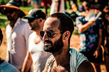 Tel Aviv İsrail 14 Haziran 2019 'da, cinsel yönelim özgürlüğü için LBGT hareketinin bir protestosu olan Tel Aviv sokaklarında eşcinsel onur yürüyüşüne katılan kimliği belirsiz insanların görüntüsü