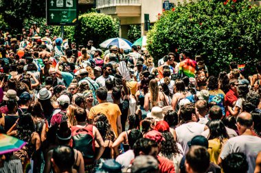 Tel Aviv İsrail 14 Haziran 2019 'da, cinsel yönelim özgürlüğü için LBGT hareketinin bir protestosu olan Tel Aviv sokaklarında eşcinsel onur yürüyüşüne katılan kimliği belirsiz insanların görüntüsü