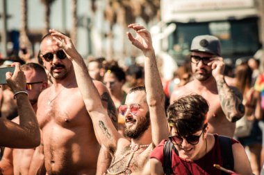Tel Aviv İsrail 14 Haziran 2019 'da, cinsel yönelim özgürlüğü için LBGT hareketinin bir protestosu olan Tel Aviv sokaklarında eşcinsel onur yürüyüşüne katılan kimliği belirsiz insanların görüntüsü