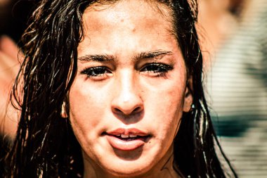 Tel Aviv İsrail 14 Haziran 2019 'da, cinsel yönelim özgürlüğü için LBGT hareketinin bir protestosu olan Tel Aviv sokaklarında eşcinsel onur yürüyüşüne katılan kimliği belirsiz insanların görüntüsü