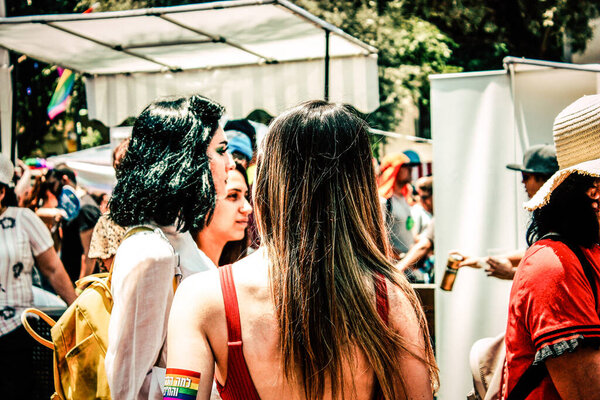 Тель-Авив Израиль 14 июня 2019 г. Вид на неизвестных, участвующих в гей-параде по улицам Тель-Авива, протест движения LBGT за свободу сексуальной ориентации