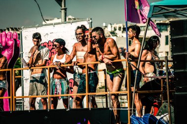 Tel Aviv İsrail 14 Haziran 2019 'da, cinsel yönelim özgürlüğü için LBGT hareketinin bir protestosu olan Tel Aviv sokaklarında eşcinsel onur yürüyüşüne katılan kimliği belirsiz insanların görüntüsü