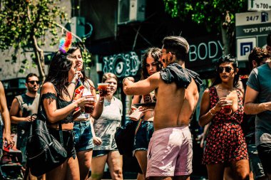 Tel Aviv İsrail 14 Haziran 2019 'da, cinsel yönelim özgürlüğü için LBGT hareketinin bir protestosu olan Tel Aviv sokaklarında eşcinsel onur yürüyüşüne katılan kimliği belirsiz insanların görüntüsü