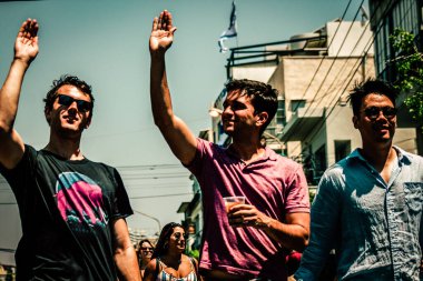 Tel Aviv İsrail 14 Haziran 2019 'da, cinsel yönelim özgürlüğü için LBGT hareketinin bir protestosu olan Tel Aviv sokaklarında eşcinsel onur yürüyüşüne katılan kimliği belirsiz insanların görüntüsü