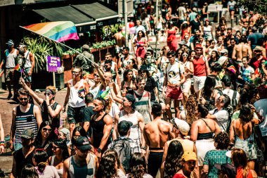 Tel Aviv İsrail 14 Haziran 2019 'da, cinsel yönelim özgürlüğü için LBGT hareketinin bir protestosu olan Tel Aviv sokaklarında eşcinsel onur yürüyüşüne katılan kimliği belirsiz insanların görüntüsü