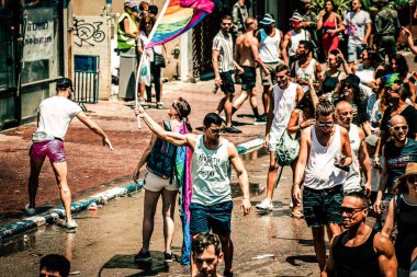 Tel Aviv İsrail 14 Haziran 2019 'da, cinsel yönelim özgürlüğü için LBGT hareketinin bir protestosu olan Tel Aviv sokaklarında eşcinsel onur yürüyüşüne katılan kimliği belirsiz insanların görüntüsü