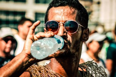 Tel Aviv İsrail 14 Haziran 2019 'da, cinsel yönelim özgürlüğü için LBGT hareketinin bir protestosu olan Tel Aviv sokaklarında eşcinsel onur yürüyüşüne katılan kimliği belirsiz insanların görüntüsü