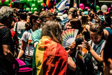 Tel Aviv İsrail 14 Haziran 2019 'da, cinsel yönelim özgürlüğü için LBGT hareketinin bir protestosu olan Tel Aviv sokaklarında eşcinsel onur yürüyüşüne katılan kimliği belirsiz insanların görüntüsü
