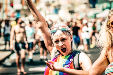 Tel Aviv İsrail 14 Haziran 2019 'da, cinsel yönelim özgürlüğü için LBGT hareketinin bir protestosu olan Tel Aviv sokaklarında eşcinsel onur yürüyüşüne katılan kimliği belirsiz insanların görüntüsü