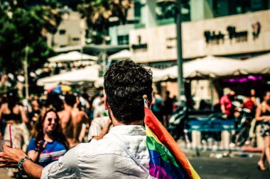 Tel Aviv İsrail 14 Haziran 2019 'da, cinsel yönelim özgürlüğü için LBGT hareketinin bir protestosu olan Tel Aviv sokaklarında eşcinsel onur yürüyüşüne katılan kimliği belirsiz insanların görüntüsü