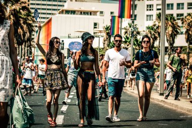 Tel Aviv İsrail 14 Haziran 2019 'da, cinsel yönelim özgürlüğü için LBGT hareketinin bir protestosu olan Tel Aviv sokaklarında eşcinsel onur yürüyüşüne katılan kimliği belirsiz insanların görüntüsü