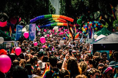 Tel Aviv İsrail 14 Haziran 2019 'da, cinsel yönelim özgürlüğü için LBGT hareketinin bir protestosu olan Tel Aviv sokaklarında eşcinsel onur yürüyüşüne katılan kimliği belirsiz insanların görüntüsü