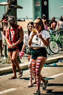 Tel Aviv İsrail 14 Haziran 2019 'da, cinsel yönelim özgürlüğü için LBGT hareketinin bir protestosu olan Tel Aviv sokaklarında eşcinsel onur yürüyüşüne katılan kimliği belirsiz insanların görüntüsü